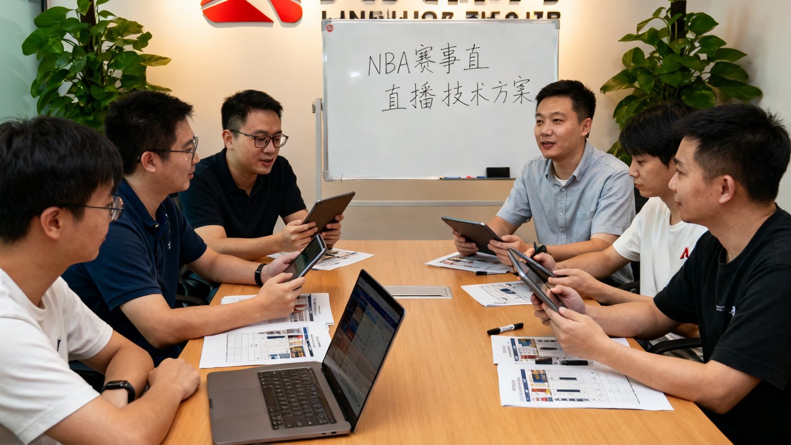 人人体育创始团队在深圳办公室讨论NBA赛事直播技术方案的场景